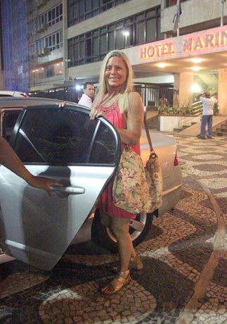 Após internação, Vera Fischer vai ao salão de beleza no Rio  O Fuxico -Foto:AgNews