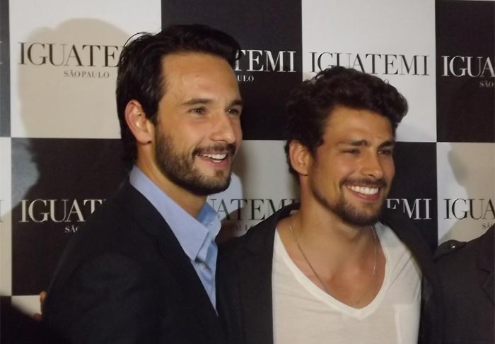 Cauã Reymond e Rodrigo Santoro na pré-estreia do filme “Meu País” em São Paulo