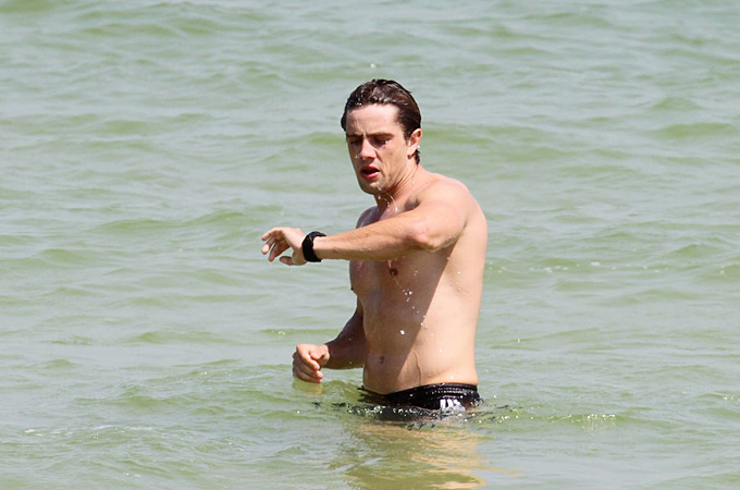 Rafael Cardoso toma banho de mar em praia carioca - Ag.News