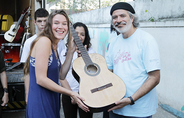 Joss Stone visita sala de música em escola municipal do Rio