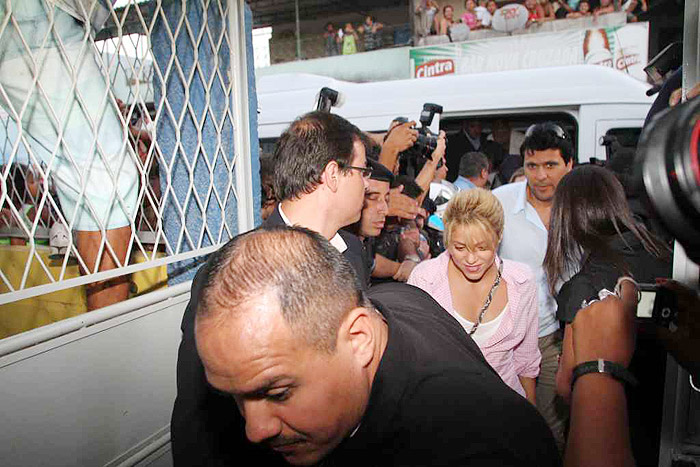 Shakira chegou à comunidade cercada por seguranças