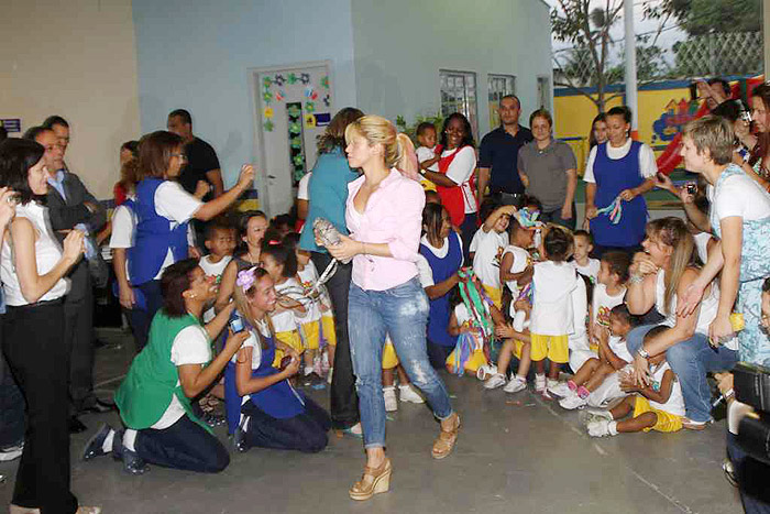 Shakira se reuniu com as crianças no pátio da escola