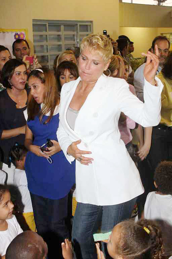 Xuxa dançou com as crianças