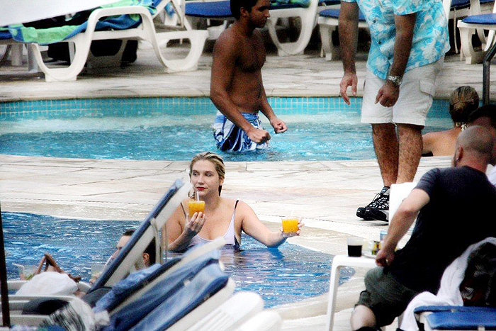 Cantora relaxou na piscina