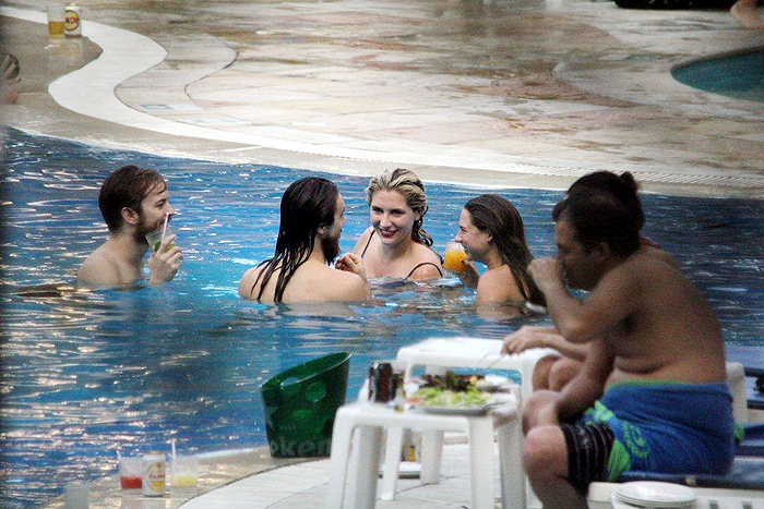 Ke$ha se reuniu com os amigos na piscina 
