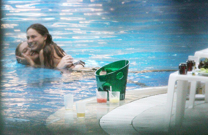 Ke$ha e amiga trocaram carinhos na piscina