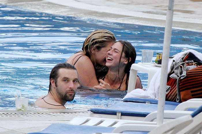 Ke$ha brincou com a amiga na piscina