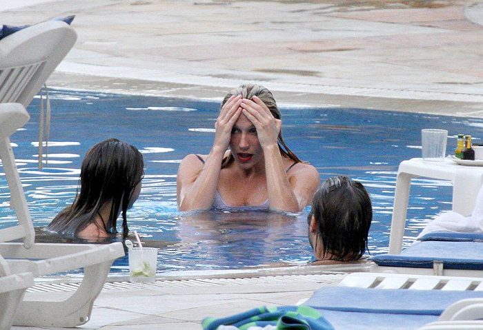 Cantora esteve na piscina do hotel