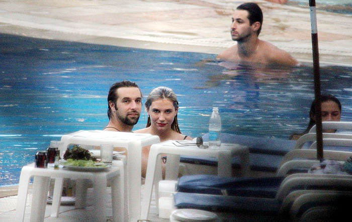 Cantora e um grupo de amigos relaxaram na piscina do hotel