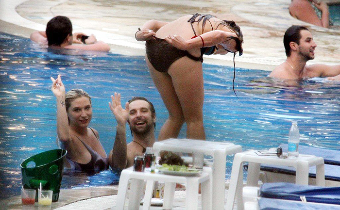 Ke$ha animou a piscina do hotel