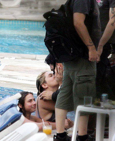 Ke$ha beija amiga em piscina de hotel