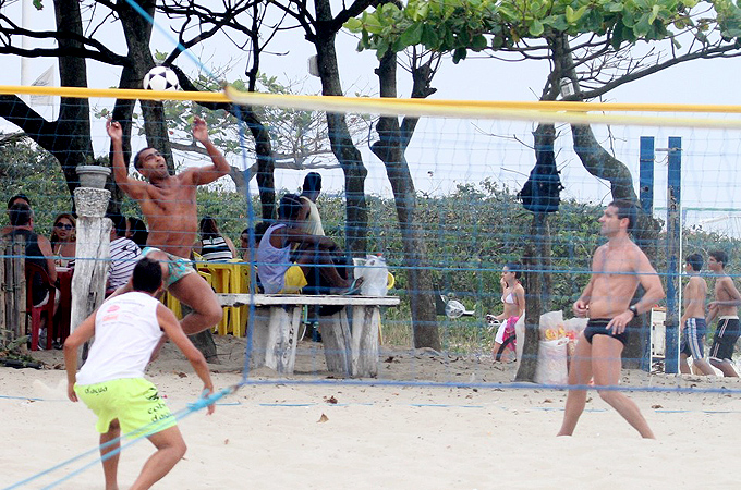 Romário joga futevôlei na praia da Barra da Tijuca - Ag.News
