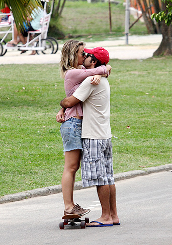 Juliana Didone ganha beijo do namorado.