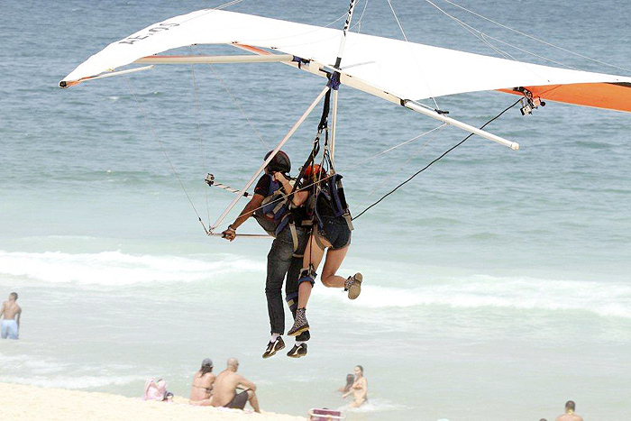Ke$ha faz voo livre sobre a praia de São Conrado