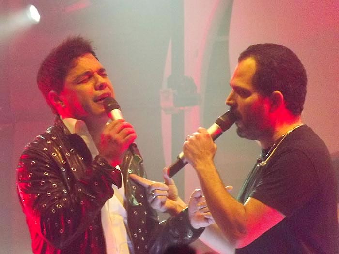 Zezé & Luciano comemoram 20 anos de carreira com show em casa sertaneja