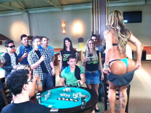 Panicats Babi Rossi e Jaque Khury participam de Strip Poker