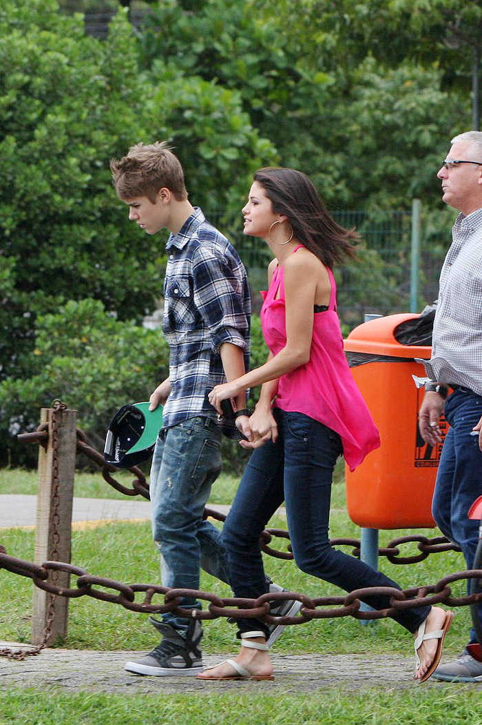 Justin Bieber e Selena Gomez fazem passeio de helicóptero pelo RJ