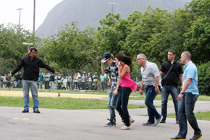 Justin Bieber e Selena Gomez fazem passeio de helicóptero pelo RJ