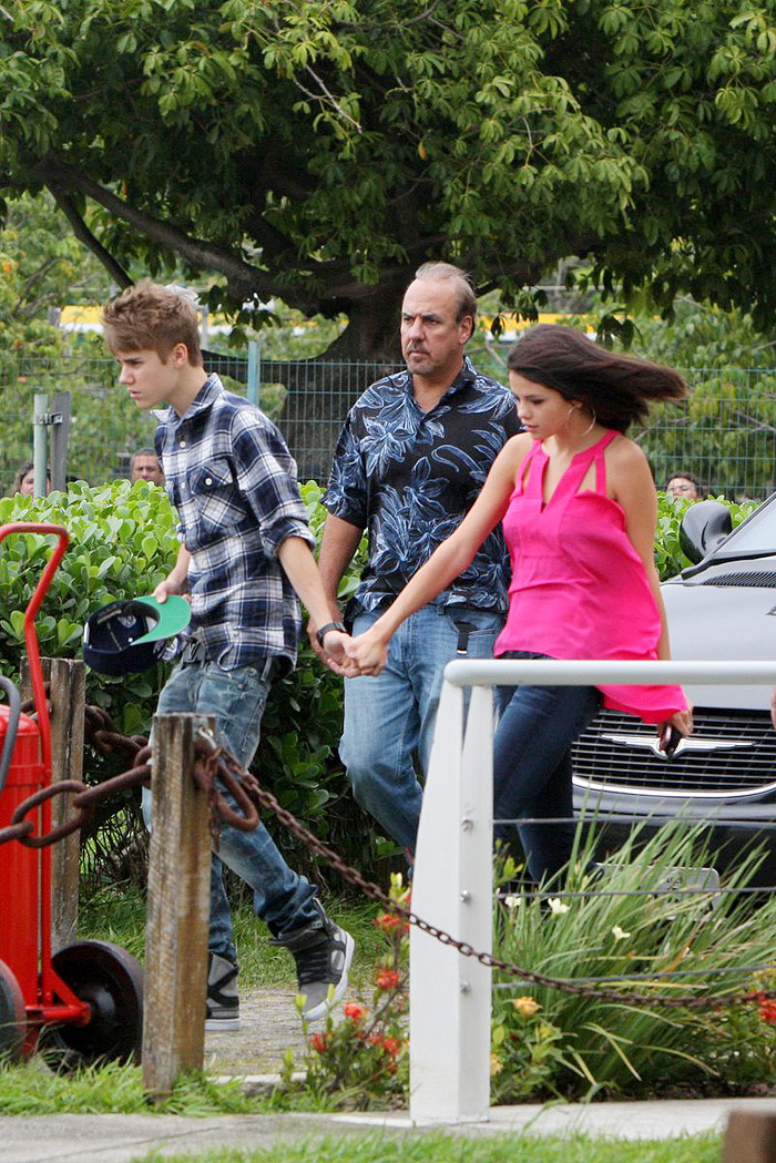 Justin Bieber e Selena Gomez fazem passeio de helicóptero pelo RJ