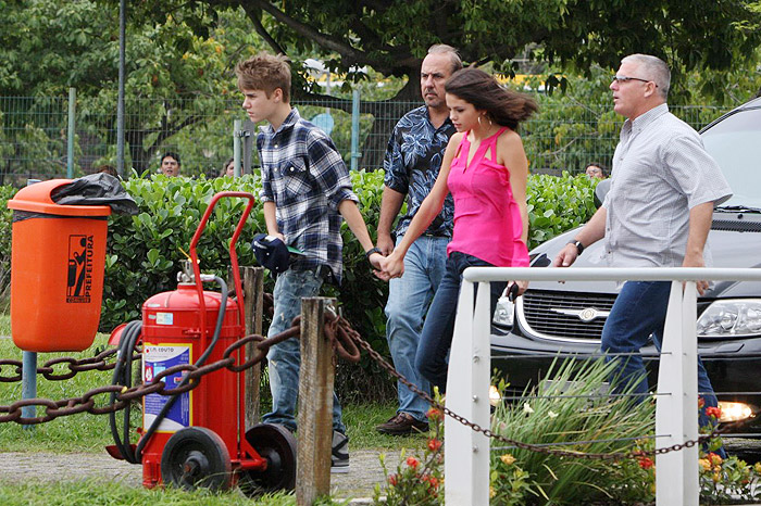 Justin Bieber e Selena Gomez fazem passeio de helicóptero pelo RJ