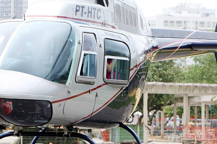 Justin Bieber e Selena Gomez fazem passeio de helicóptero pelo RJ