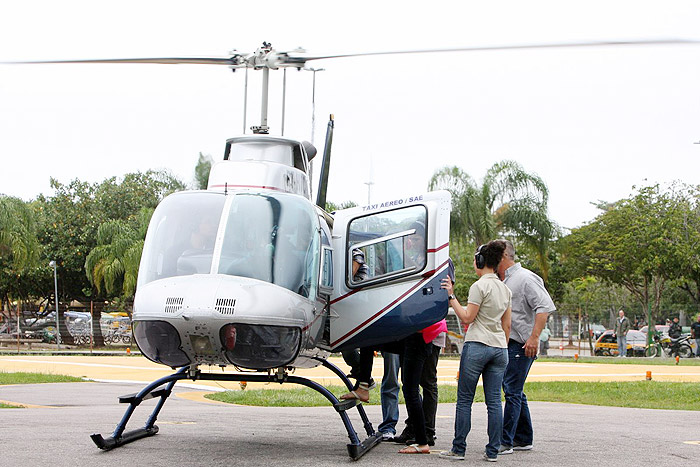 Justin Bieber e Selena Gomez fazem passeio de helicóptero pelo RJ