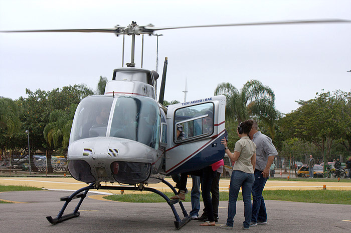 Justin Bieber e Selena Gomez fazem passeio de helicóptero pelo RJ