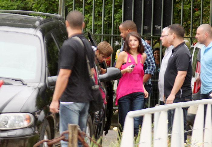 Justin Bieber e Selena Gomez fazem passeio de helicóptero pelo RJ