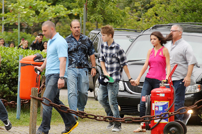 Justin Bieber e Selena Gomez fazem passeio de helicóptero pelo RJ