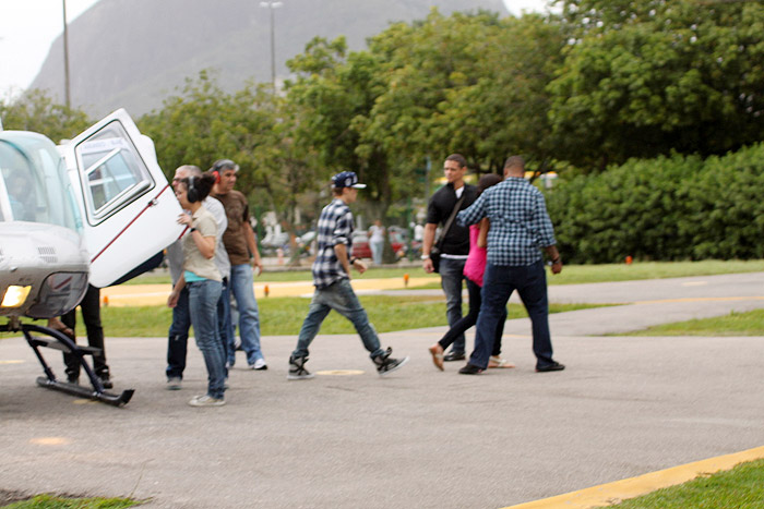 Justin Bieber e Selena Gomez fazem passeio de helicóptero pelo RJ