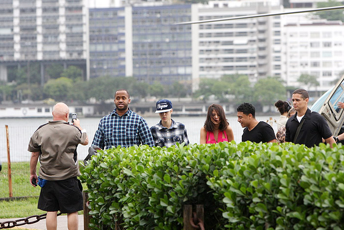  Justin Bieber e Selena Gomez fazem passeio de helicóptero pelo RJ