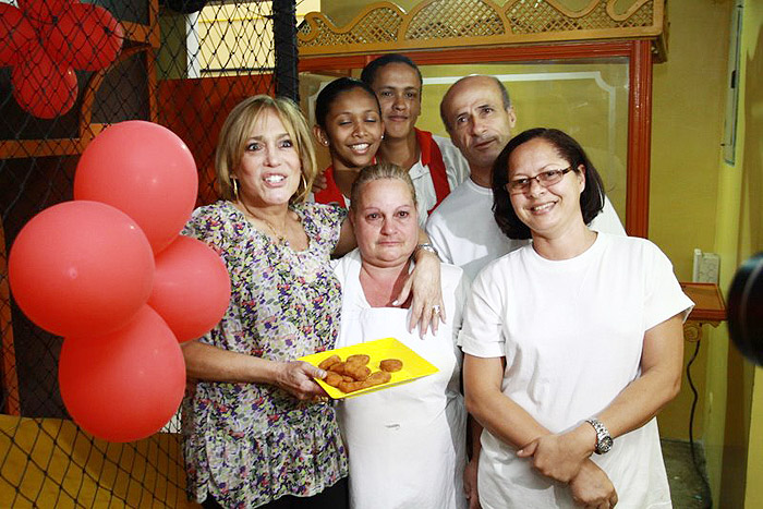 Susana Vieira tirou fotos com os funcionários