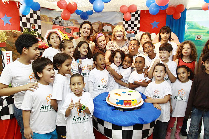 Susana Vieira e Úrsula Corona participaram da festa de Dia da Criança da AMICCA