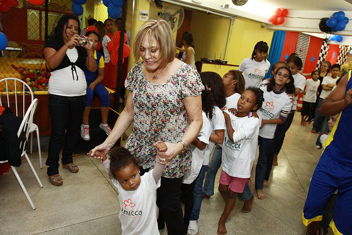 Susana Vieira entrou no clima e brincou com as crianças