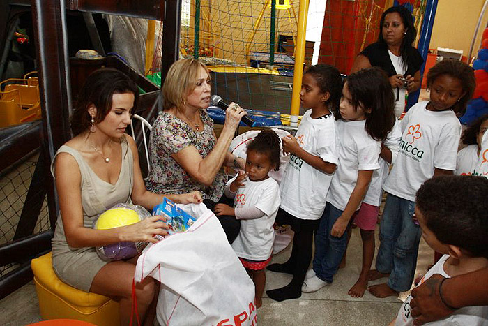 Úrsula Corona e Susana Vieira deram brinquedos para as crianças