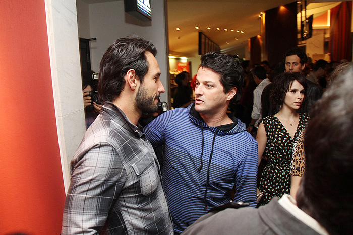 Marcelo Serrado conversa com o amigo Rodrigo Santoro. 