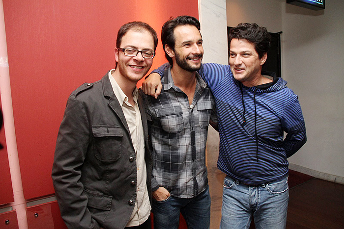 Rodrigo Santoro entre Marcelo Serrado e um amigo 