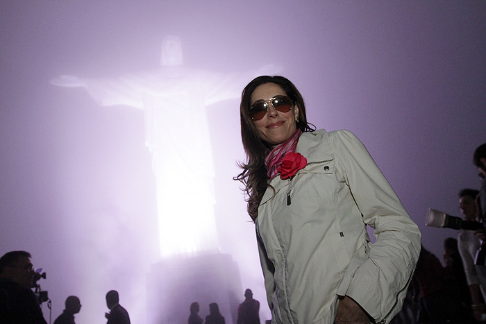 Christiane Torloni visita Cristo Redentor durante ação do Outubro Rosa.