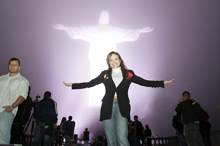 Christiane Torloni visita Cristo Redentor durante ação do Outubro Rosa.