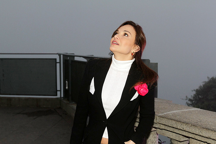 Christiane Torloni visita Cristo Redentor durante ação do Outubro Rosa.