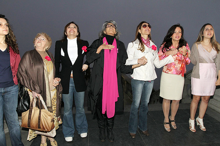 Christiane Torloni visita Cristo Redentor durante ação do Outubro Rosa.