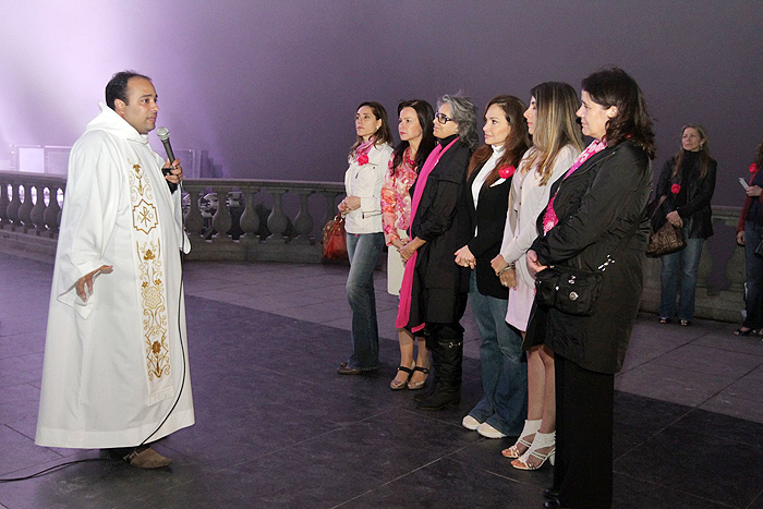 Christiane Torloni visita Cristo Redentor durante ação do Outubro Rosa.