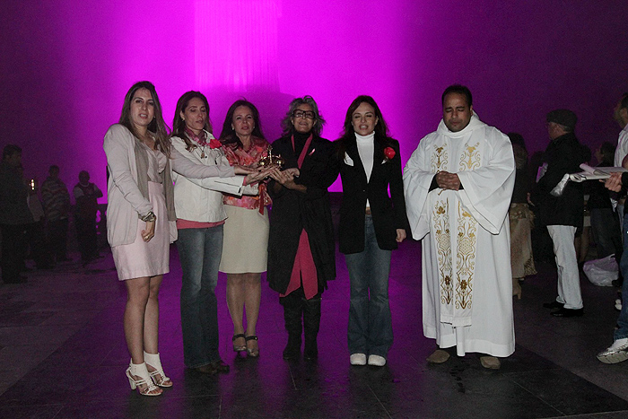 Christiane Torloni visita Cristo Redentor durante ação do Outubro Rosa.