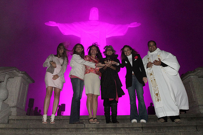 Christiane Torloni visita Cristo Redentor durante ação do Outubro Rosa.