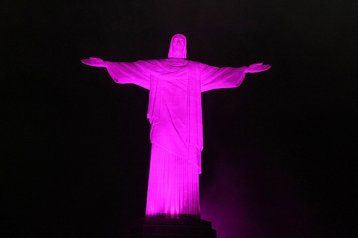 Christiane Torloni visita Cristo Redentor durante ação do Outubro Rosa.