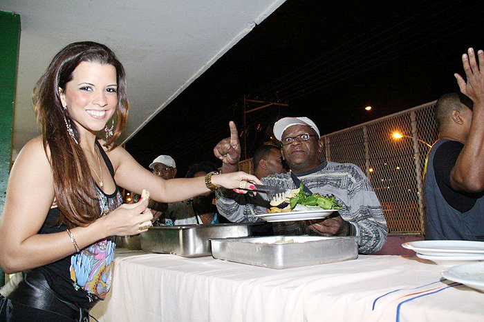 Renata Santos participa de jantar com a velha guarda da Mangueira.