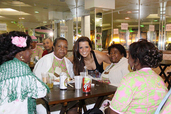 Renata Santos participa de jantar com a velha guarda da Mangueira.