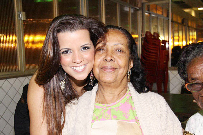 Renata Santos participa de jantar com a velha guarda da Mangueira.