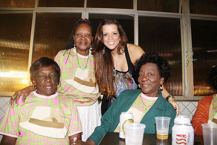 Renata Santos participa de jantar com a velha guarda da Mangueira.