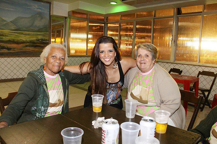 Renata Santos participa de jantar com a velha guarda da Mangueira.